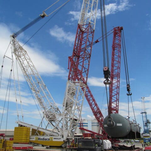 Réacteur de raffinerie. Port fluvial d’Arles.